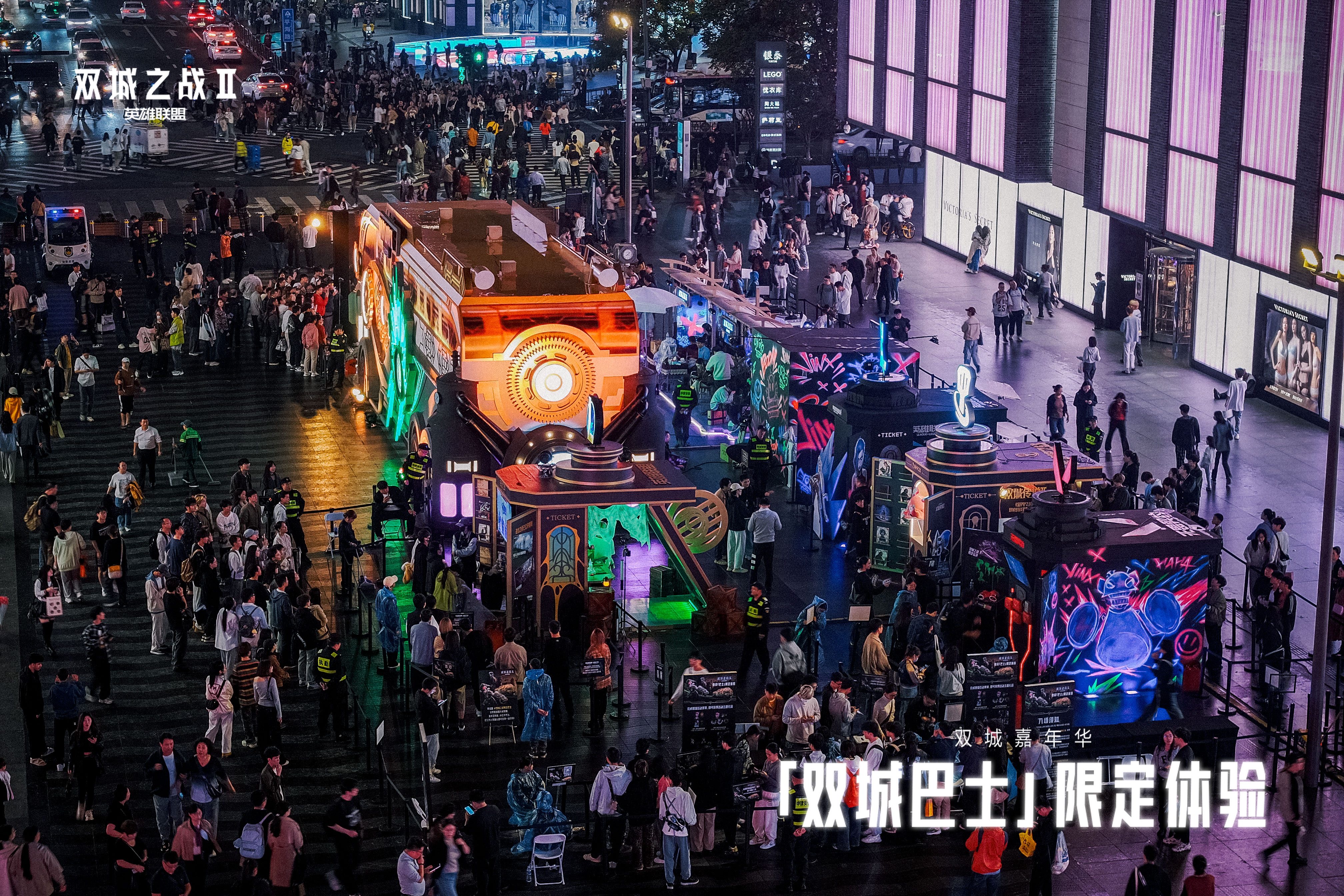 体验双城之战限定巴士，这个周末来杭州湖滨银泰in77，不见不散～