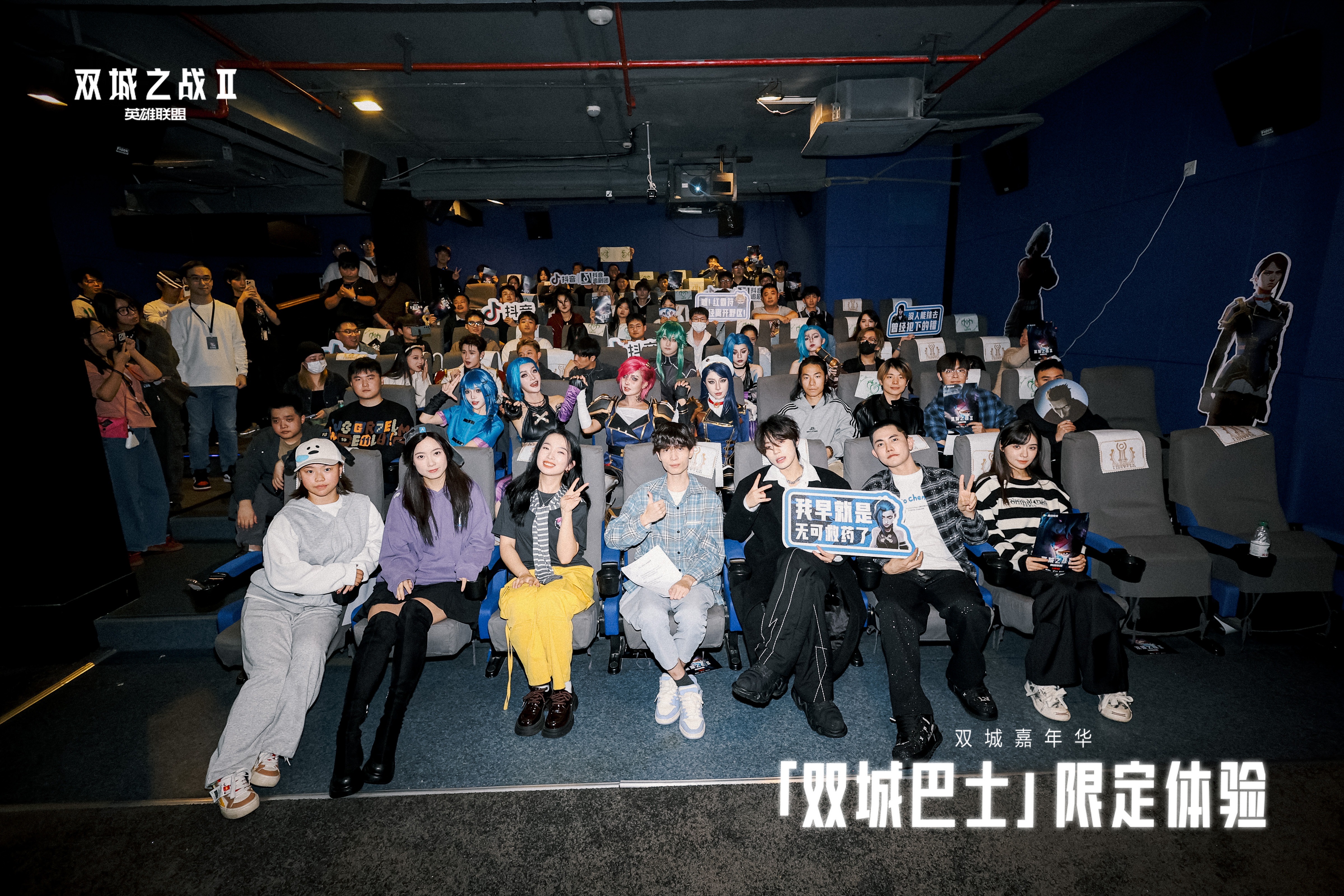 体验双城之战限定巴士，这个周末来杭州湖滨银泰in77，不见不散～